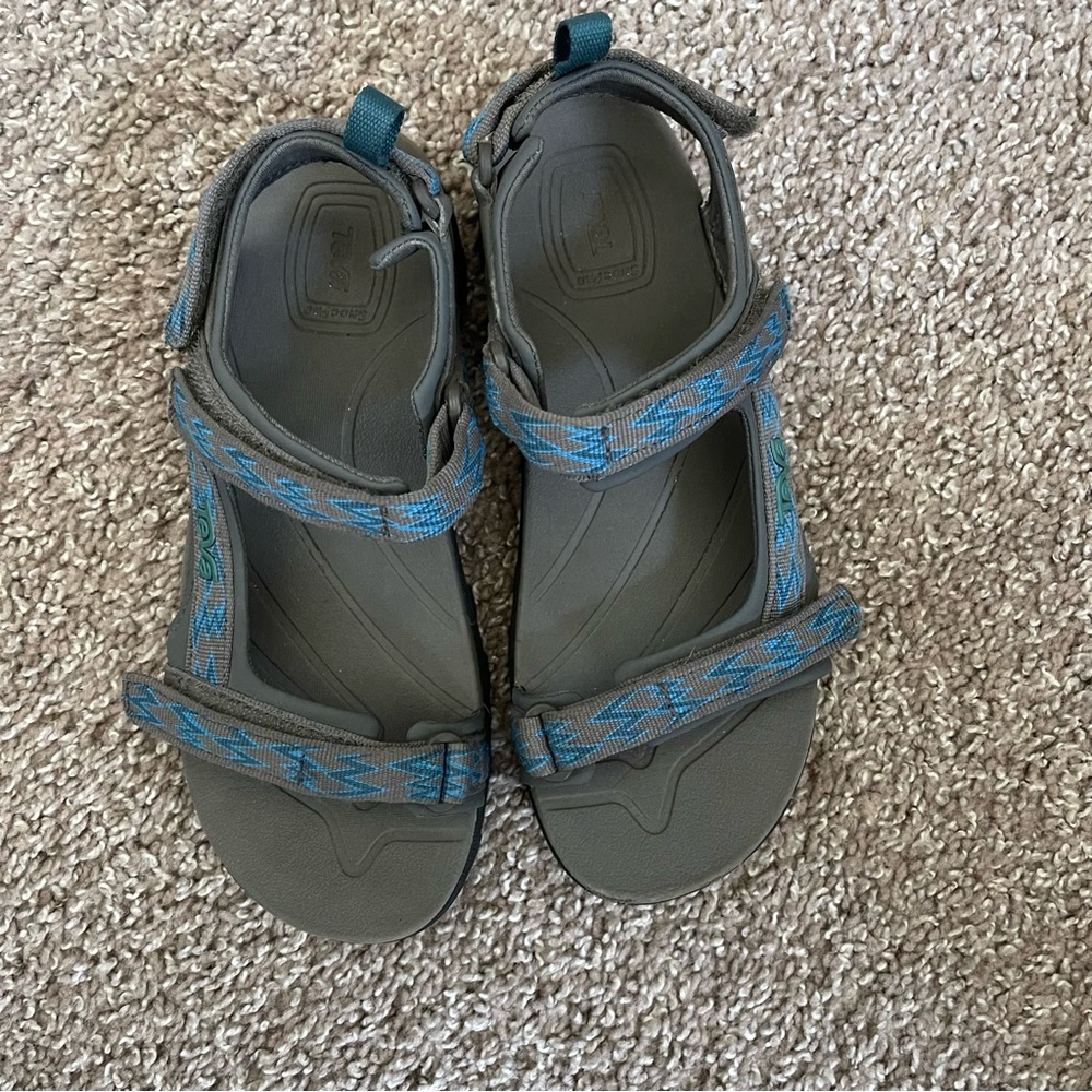 Teva Boys’ hurricane sandals size 5
